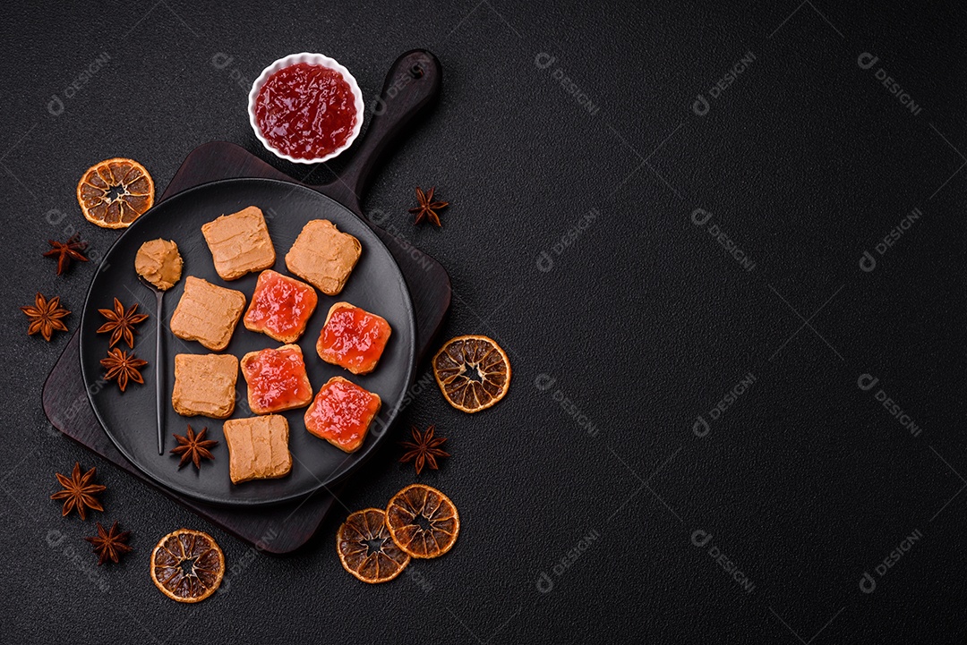 Delicioso sanduíche saudável com pão torrado e manteiga de amendoim em um fundo de concreto texturizado