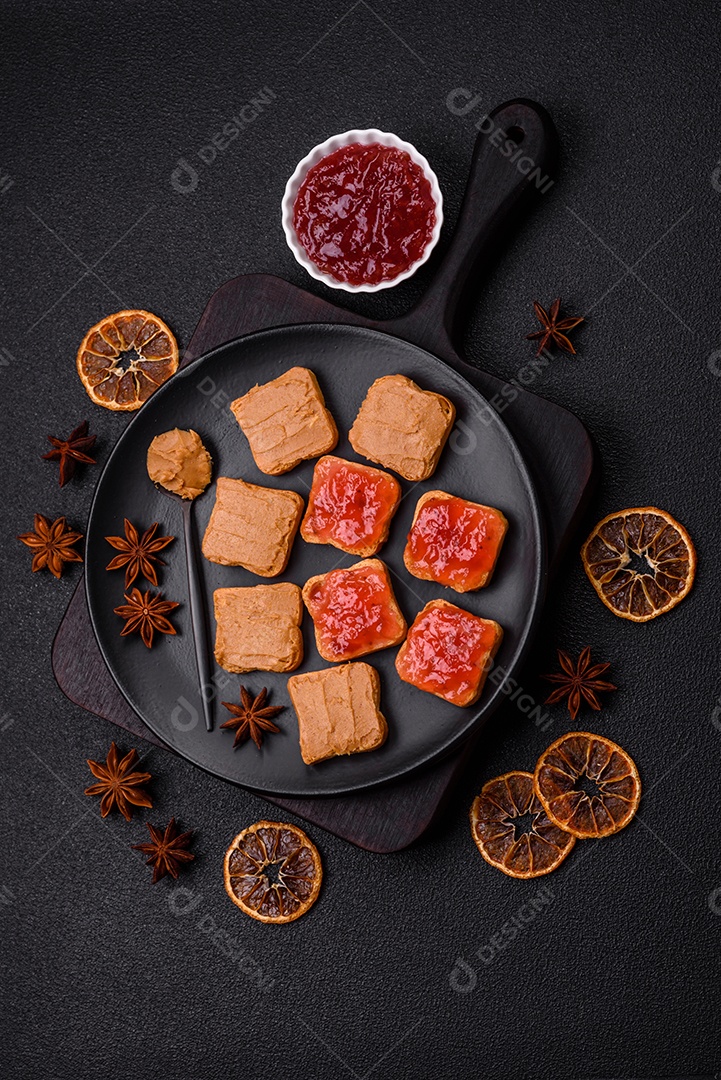 Delicioso sanduíche saudável com pão torrado e manteiga de amendoim em um fundo de concreto texturizado