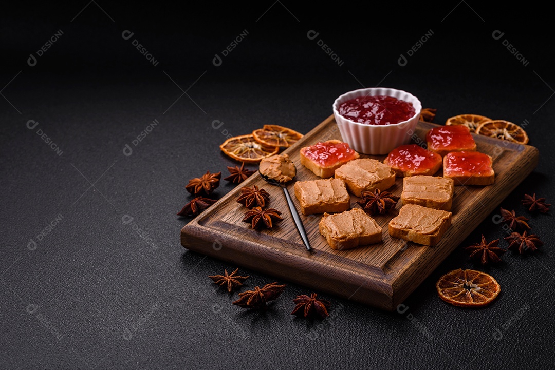 Delicioso sanduíche saudável com pão torrado e manteiga de amendoim em um fundo de concreto texturizado