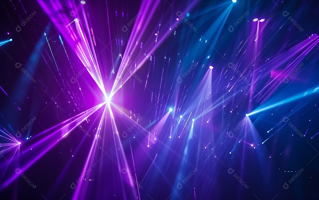 Feixes azuis e violetas de luz laser brilhante brilhando