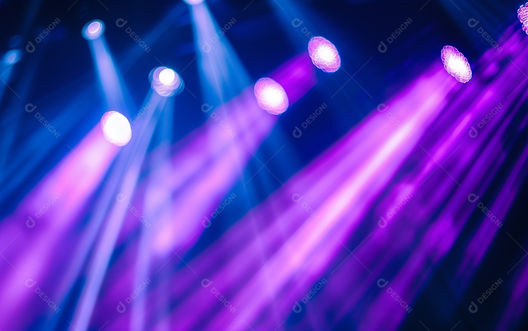 Feixes azuis e violetas de luz laser brilhante brilhando