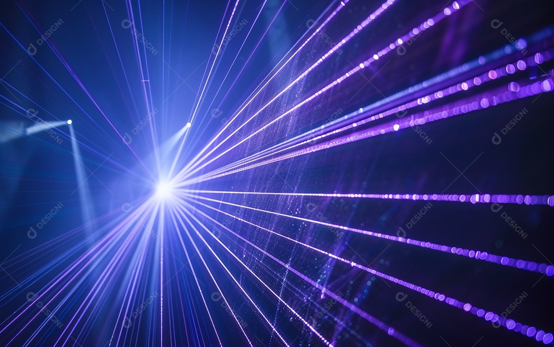 Feixes azuis e violetas de luz laser brilhante brilhando