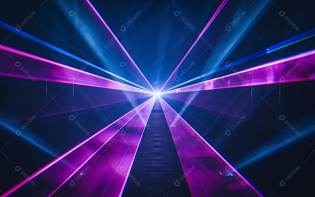 Feixes azuis e violetas de luz laser brilhante brilhando
