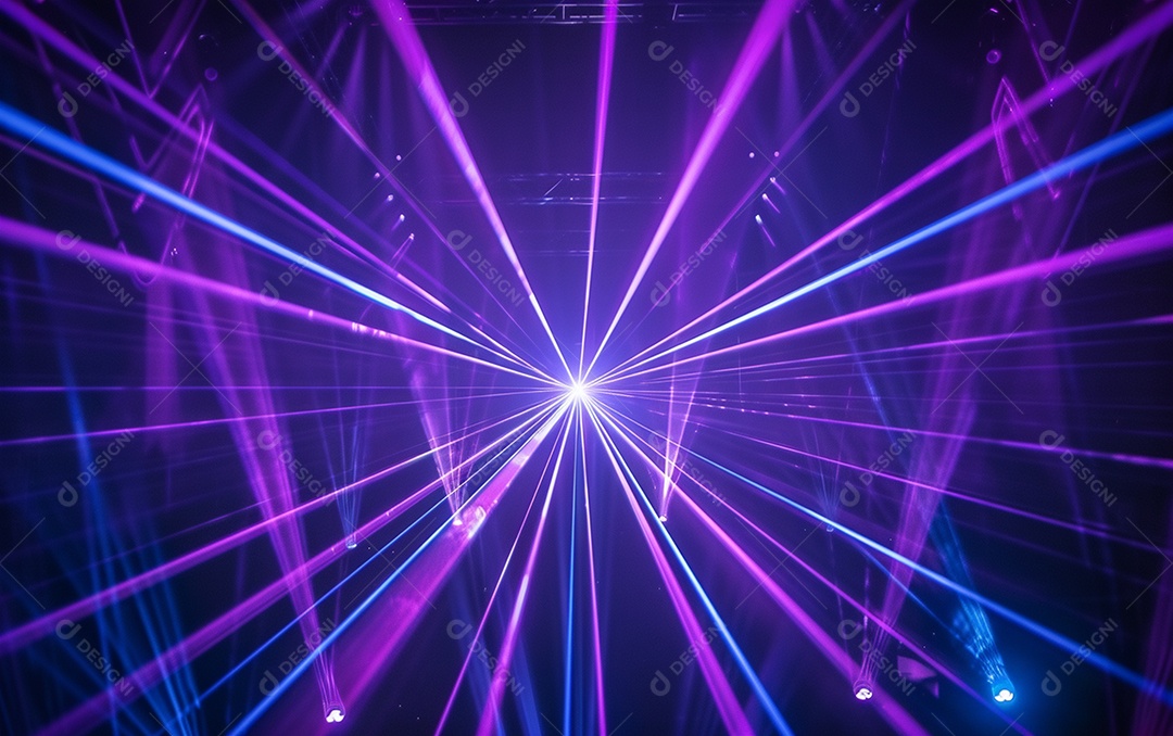 Feixes azuis e violetas de luz laser brilhante brilhando