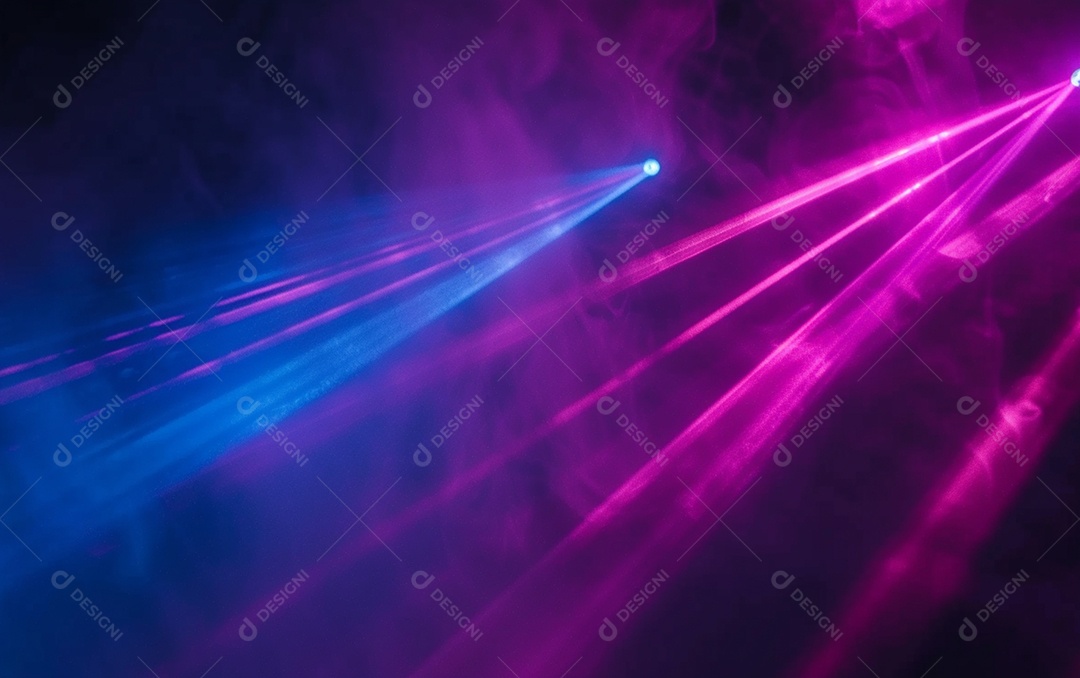 Feixes azuis e violetas de luz laser brilhante brilhando