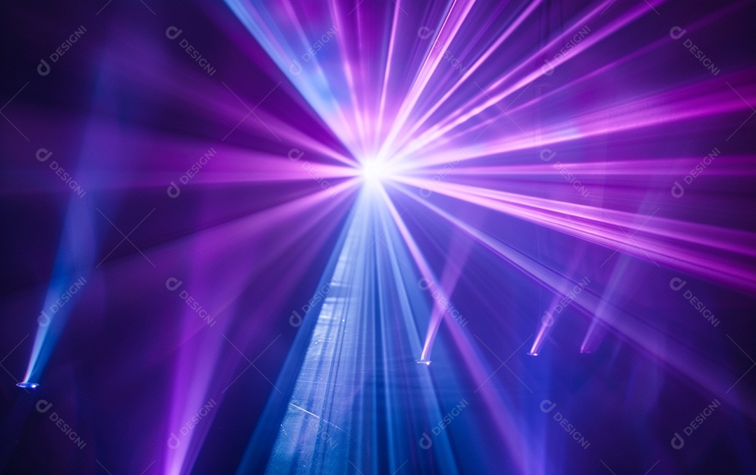 Feixes azuis e violetas de luz laser brilhante brilhando