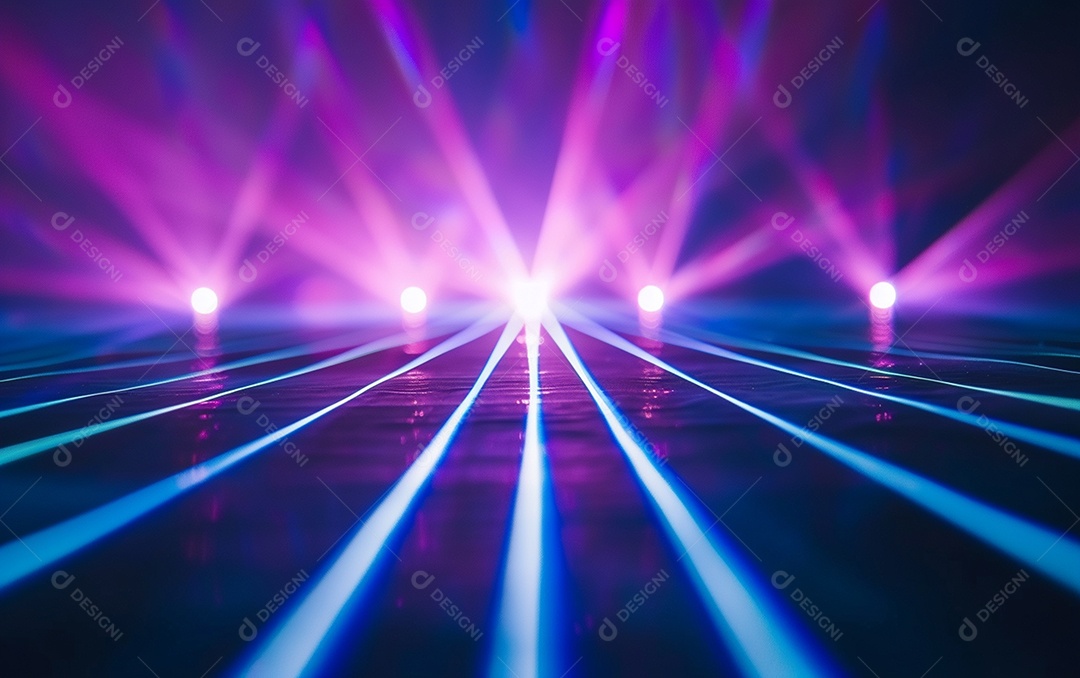 Feixes azuis e violetas de luz laser brilhante brilhando