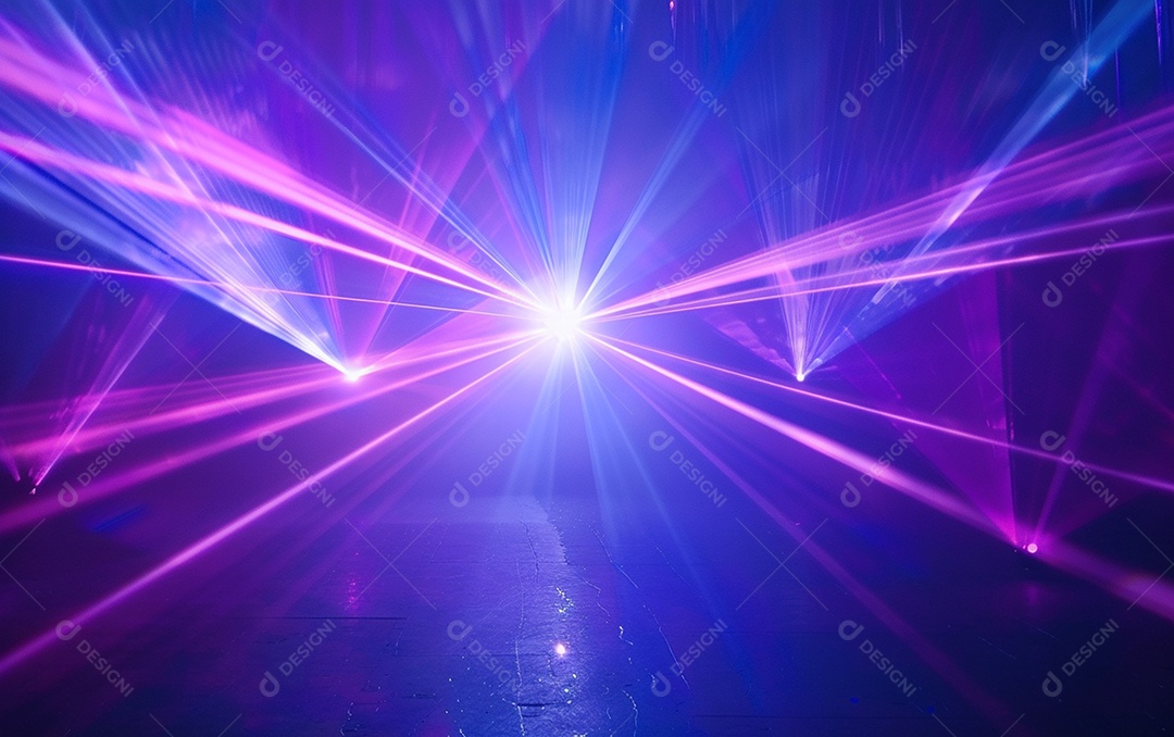 Feixes azuis e violetas de luz laser brilhante brilhando