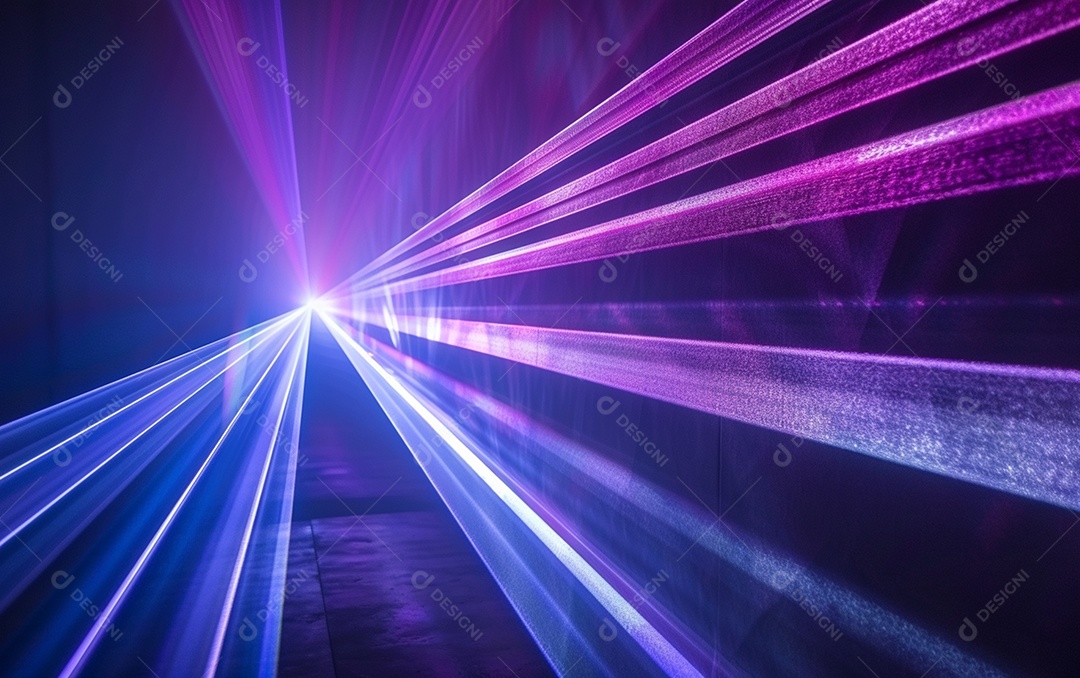 Feixes azuis e violetas de luz laser brilhante brilhando