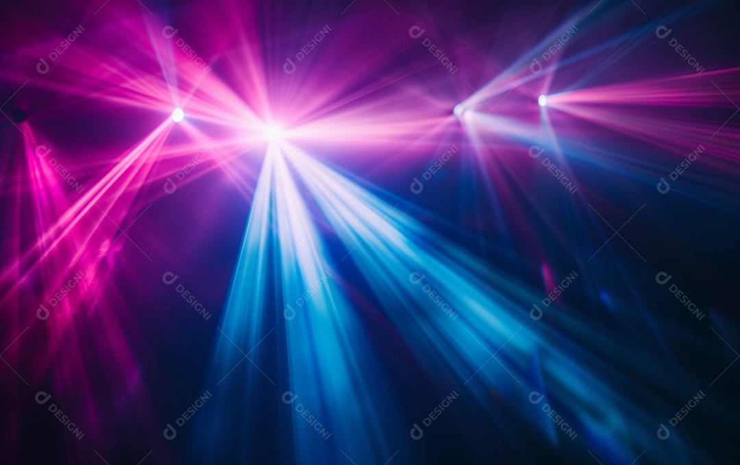 Feixes azuis e violetas de luz laser brilhante brilhando