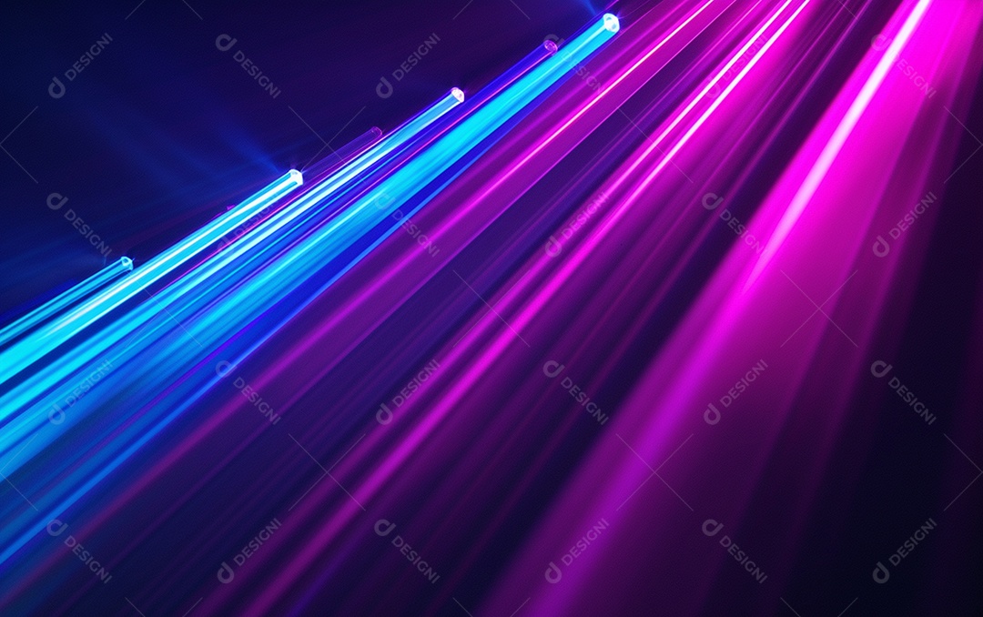 Feixes azuis e violetas de luz laser brilhante brilhando