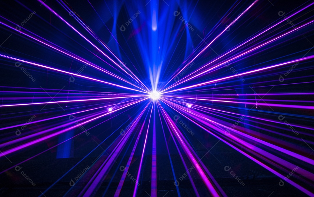 Feixes azuis e violetas de luz laser brilhante brilhando