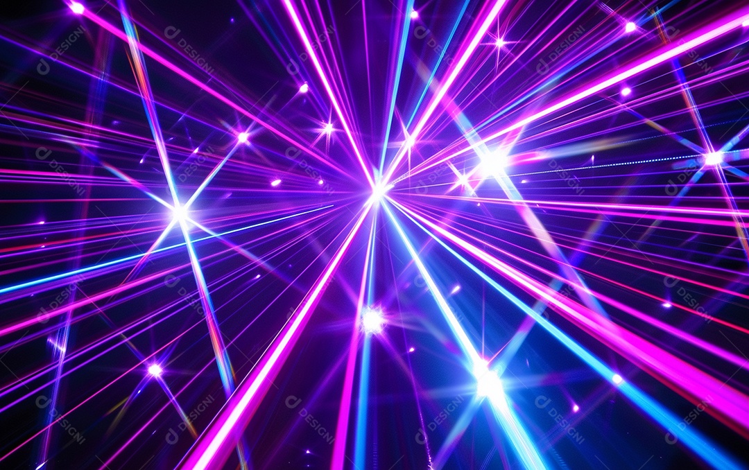 Feixes azuis e violetas de luz laser brilhante brilhando