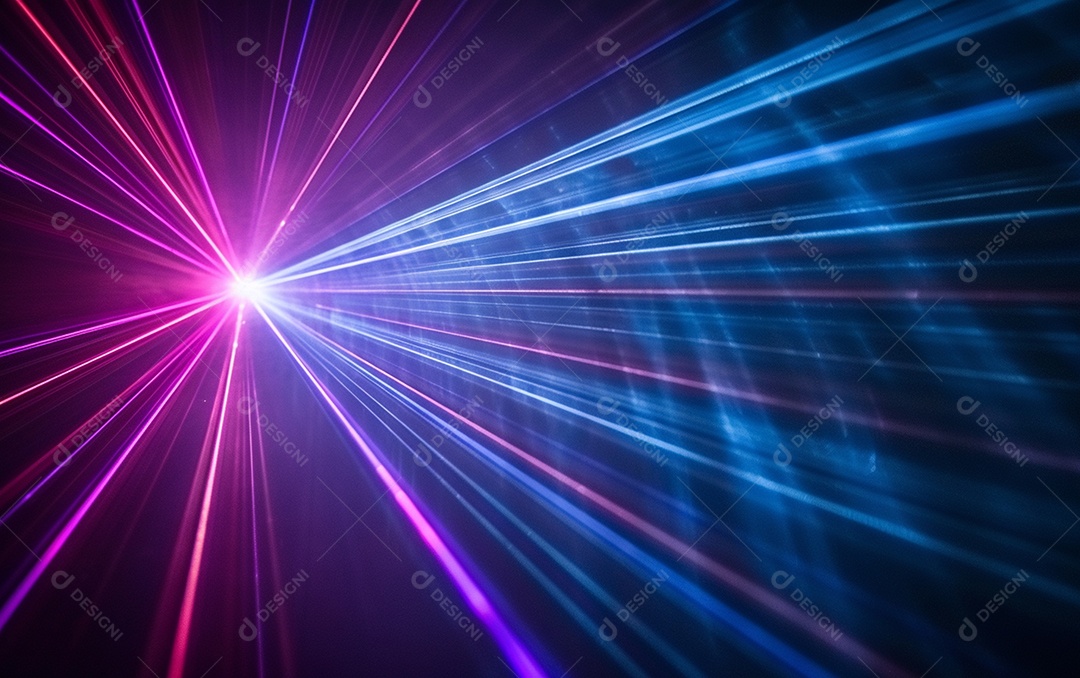 Feixes azuis e violetas de luz laser brilhante brilhando