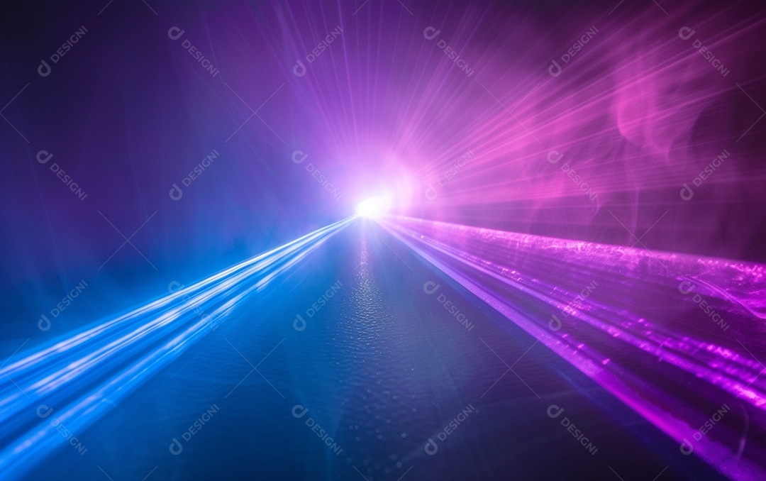 Feixes azuis e violetas de luz laser brilhante brilhando