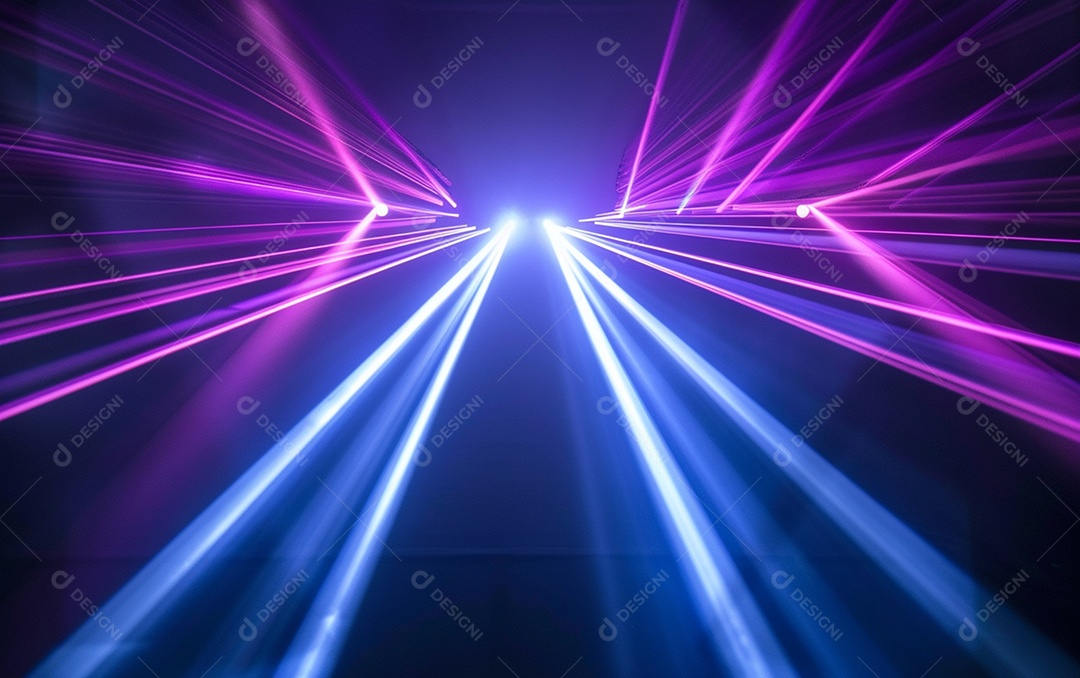 Feixes azuis e violetas de luz laser brilhante brilhando