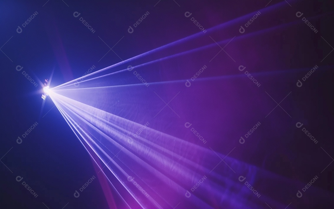 Feixes azuis e violetas de luz laser brilhante brilhando