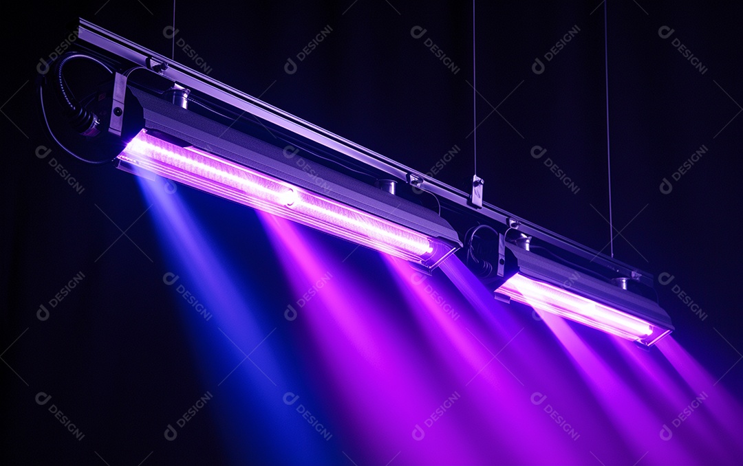 Feixes azuis e violetas de luz laser brilhante brilhando