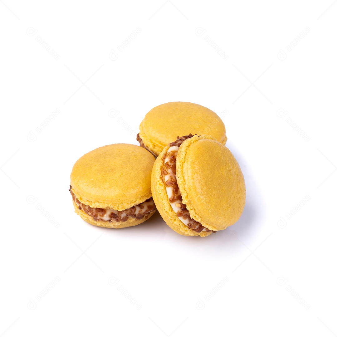Três macarons de castanha de caju e caramelo isolados sobre fundo branco