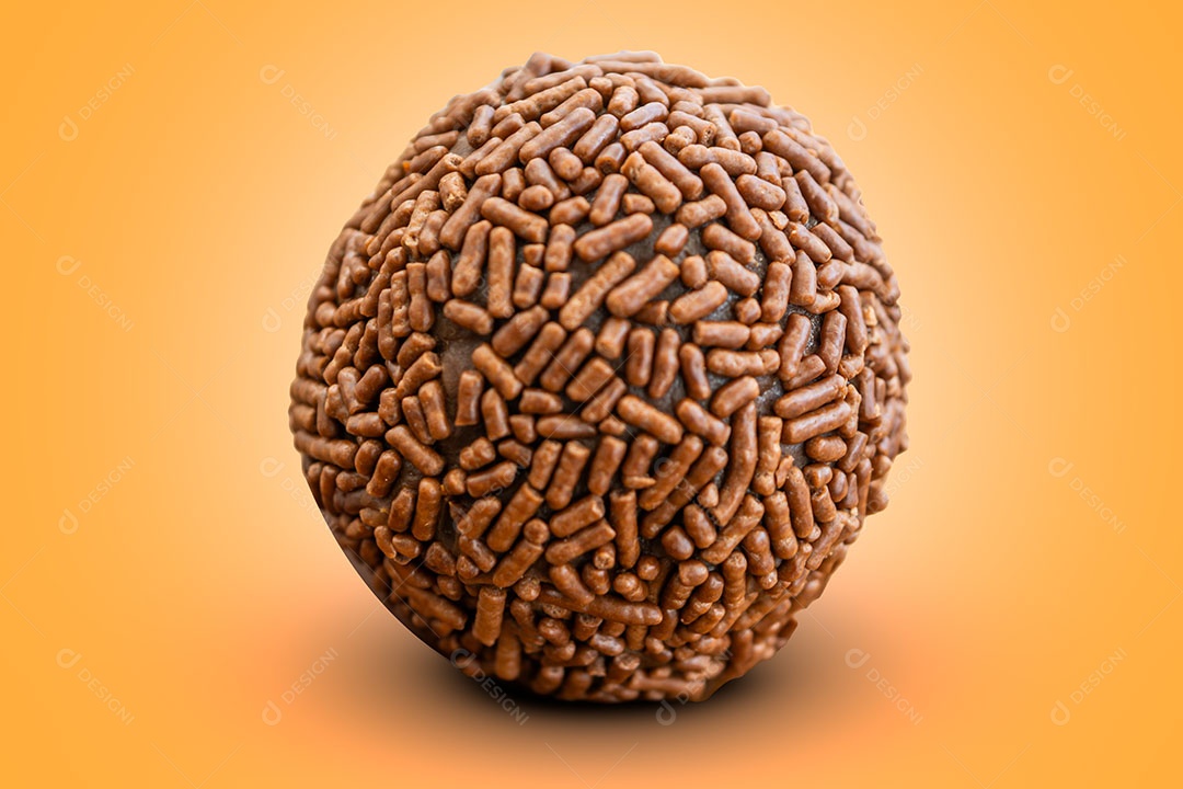 Brigadeiro, sobremesa de lanche doce brasileiro em um fundo laranja