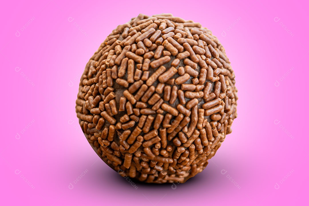 Brigadeiro, sobremesa de lanche doce brasileiro em um fundo rosa