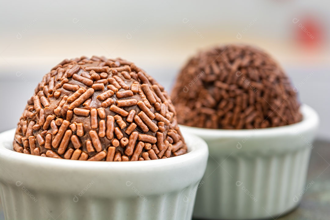 Brigadeiro, sobremesa doce brasileira.