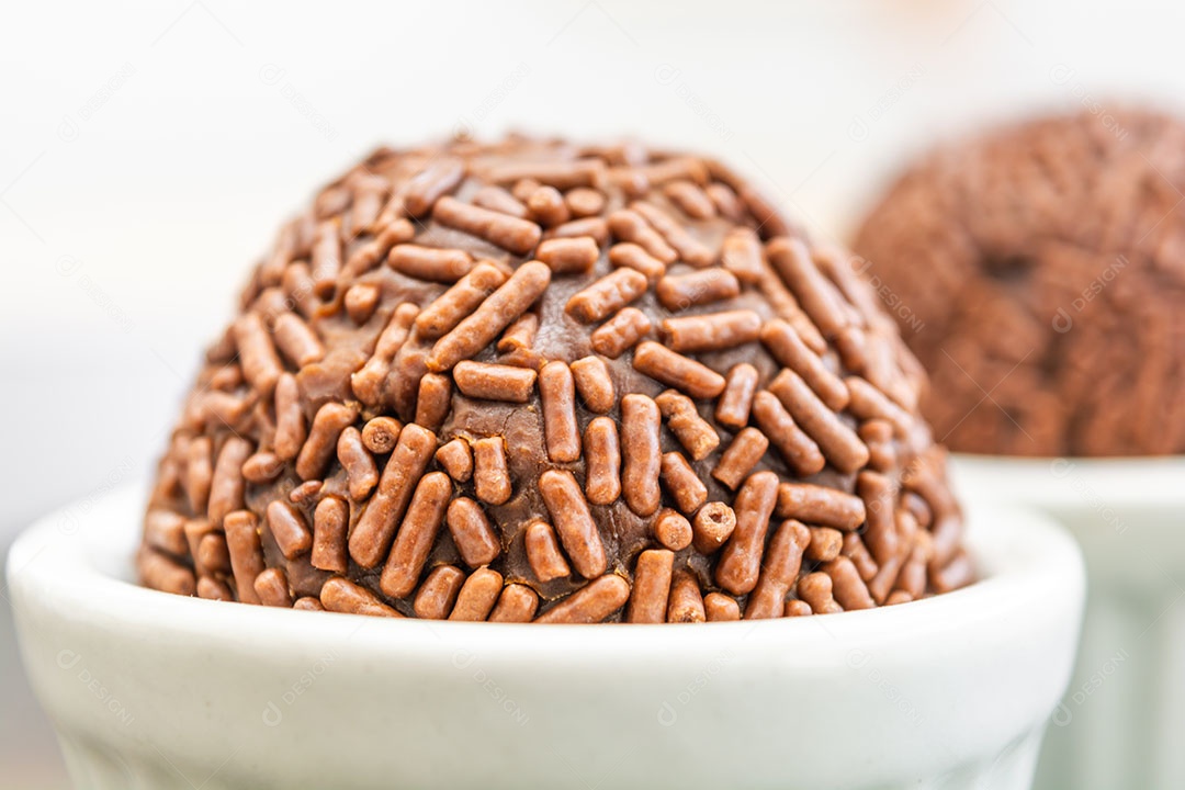 Brigadeiro, sobremesa doce brasileira.