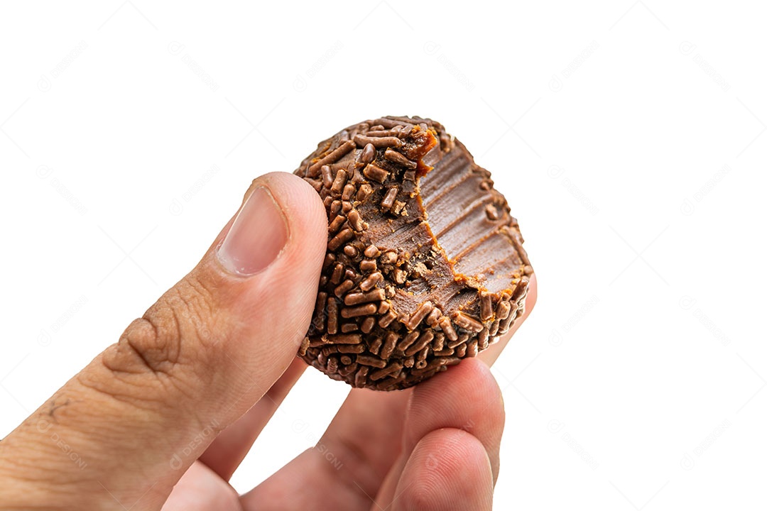 Mão segurando o brigadeiro brasileiro isolado em um fundo branco