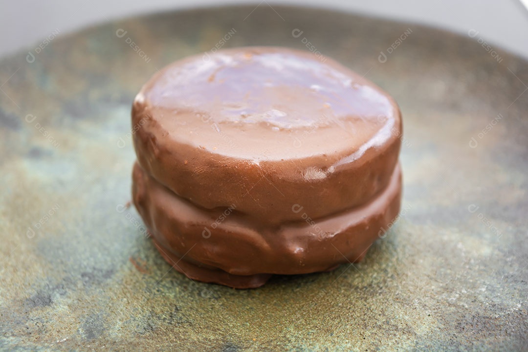 Pão de mel com cobertura de chocolate.