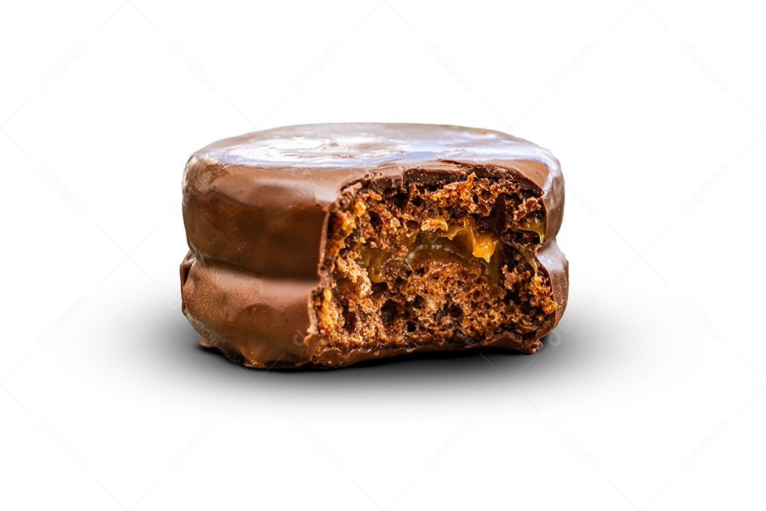 Pão de mel mordido isolado em fundo branco.