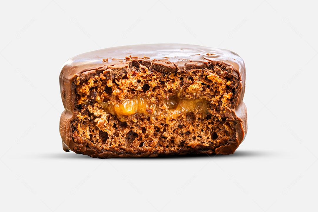 Pão de mel mordido isolado em fundo branco.
