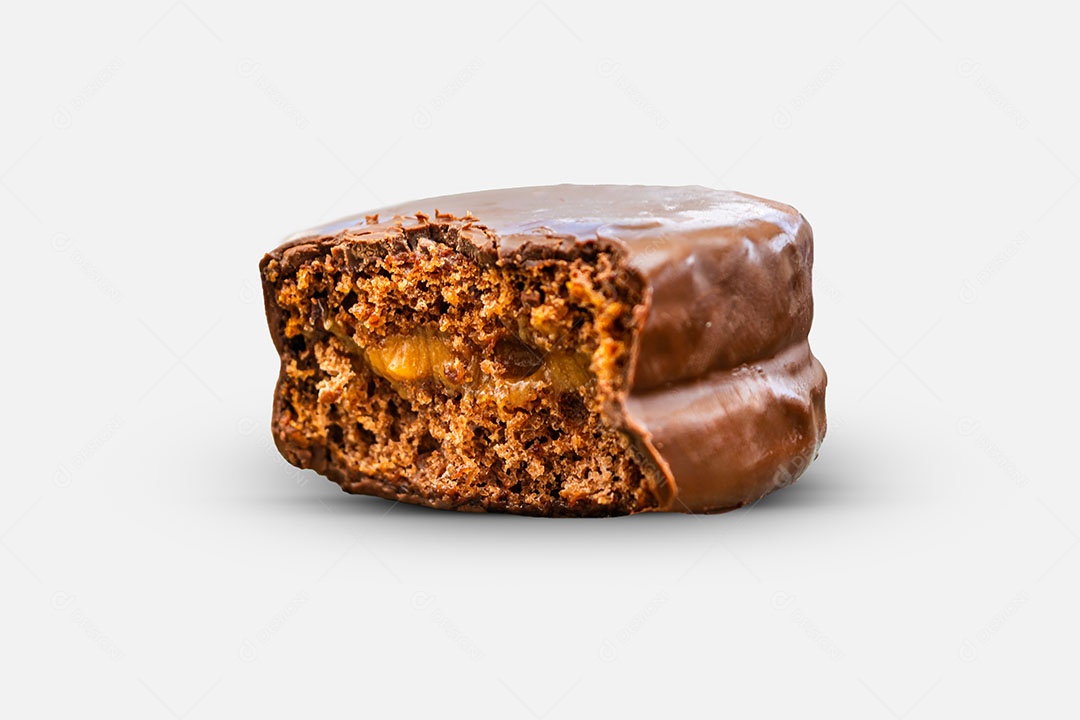 Pão de mel mordido isolado em fundo branco.