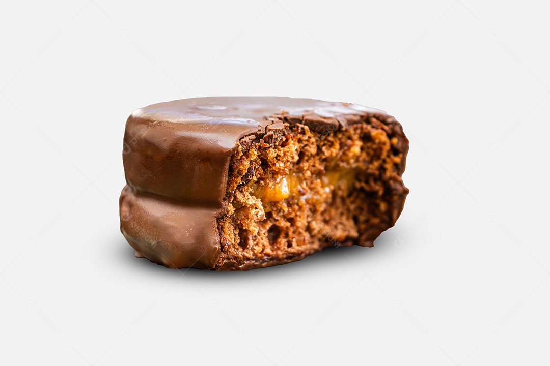 Pão de mel mordido isolado em fundo branco.