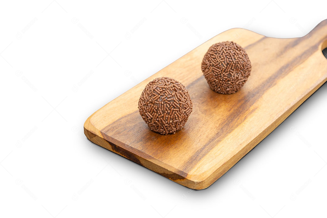 Brigadeiros sobre tábua de madeira sobremesa doce brasileira.