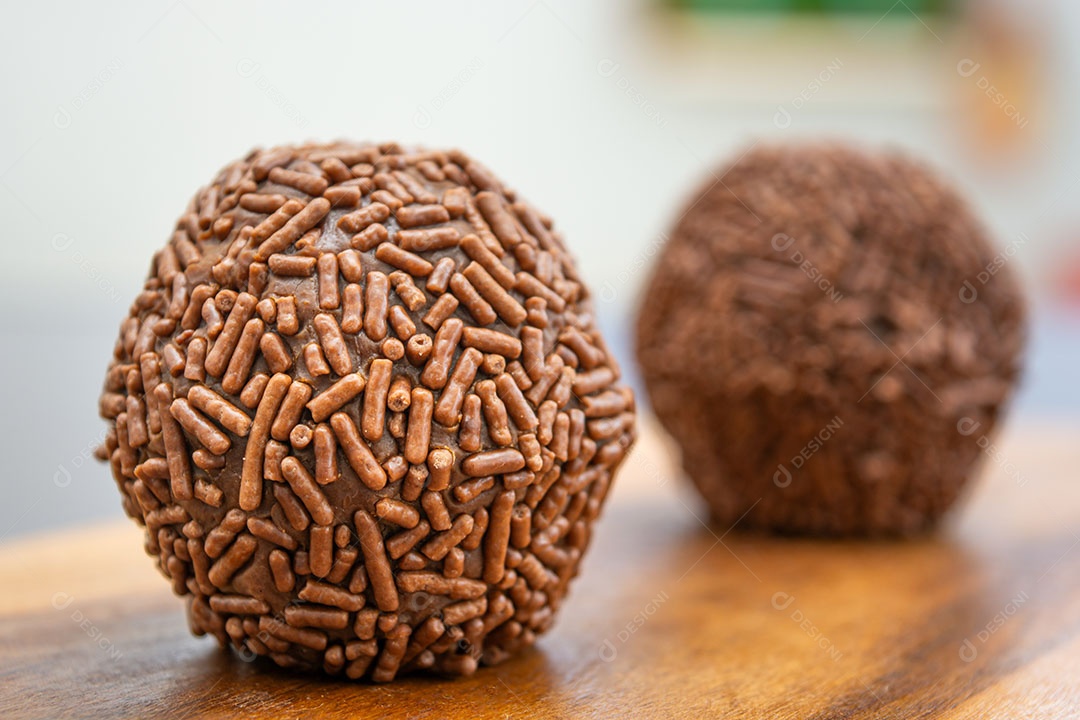 Brigadeiros sobre tábua de madeira sobremesa doce brasileira.