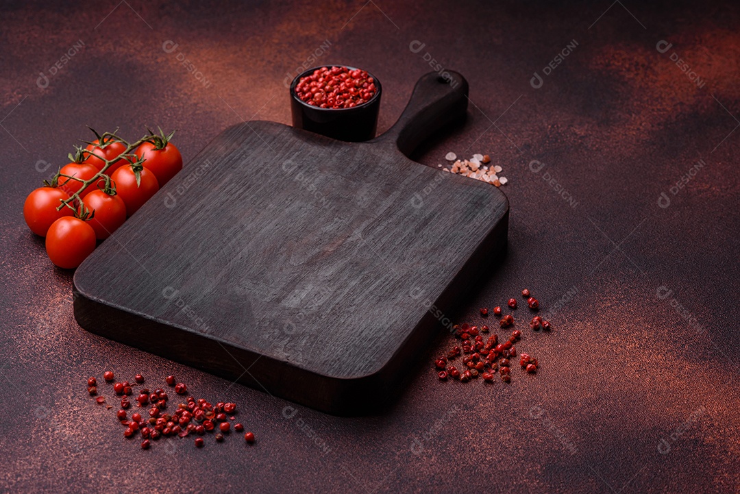 Tábua de corte de madeira retangular vazia em fundo de concreto texturizado. Cozinhando em casa