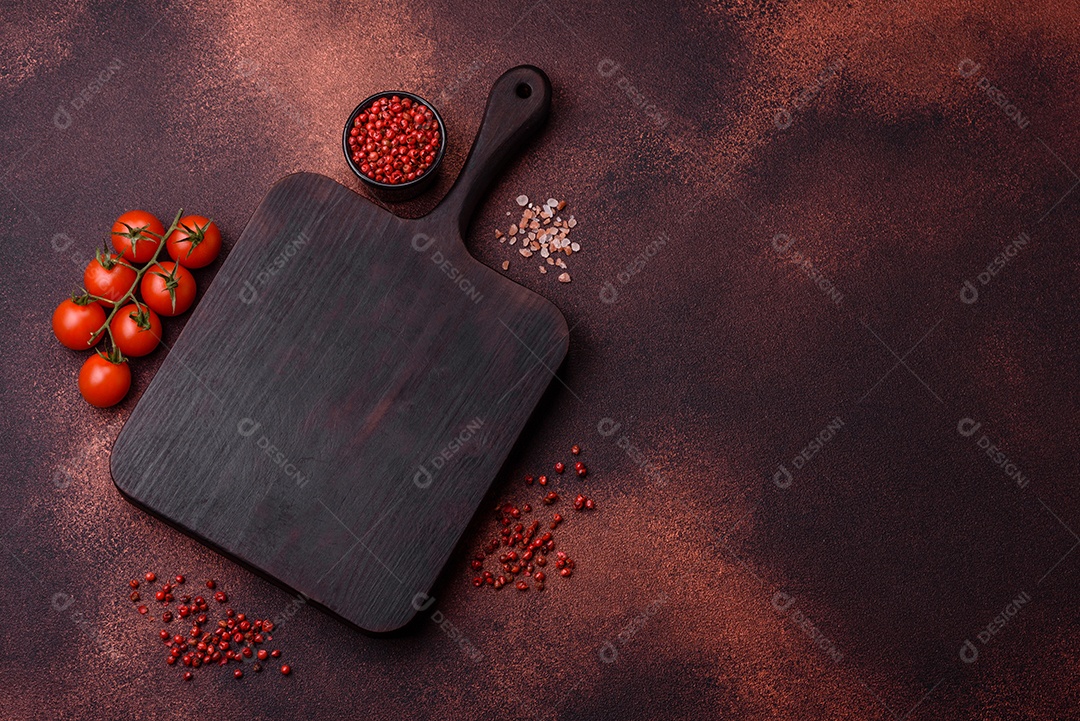 Tábua de corte de madeira retangular vazia em fundo de concreto texturizado. Cozinhando em casa