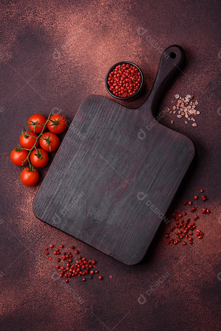 Tábua de corte de madeira retangular vazia em fundo de concreto texturizado. Cozinhando em casa