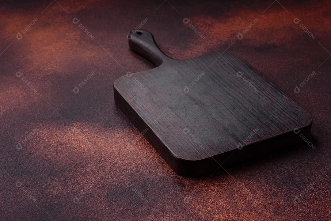 Tábua de corte de madeira retangular vazia em fundo de concreto texturizado. Cozinhando em casa