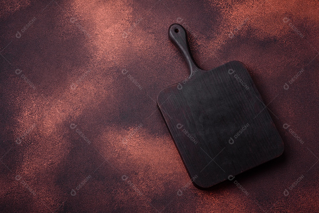 Tábua de corte de madeira retangular vazia em fundo de concreto texturizado. Cozinhando em casa