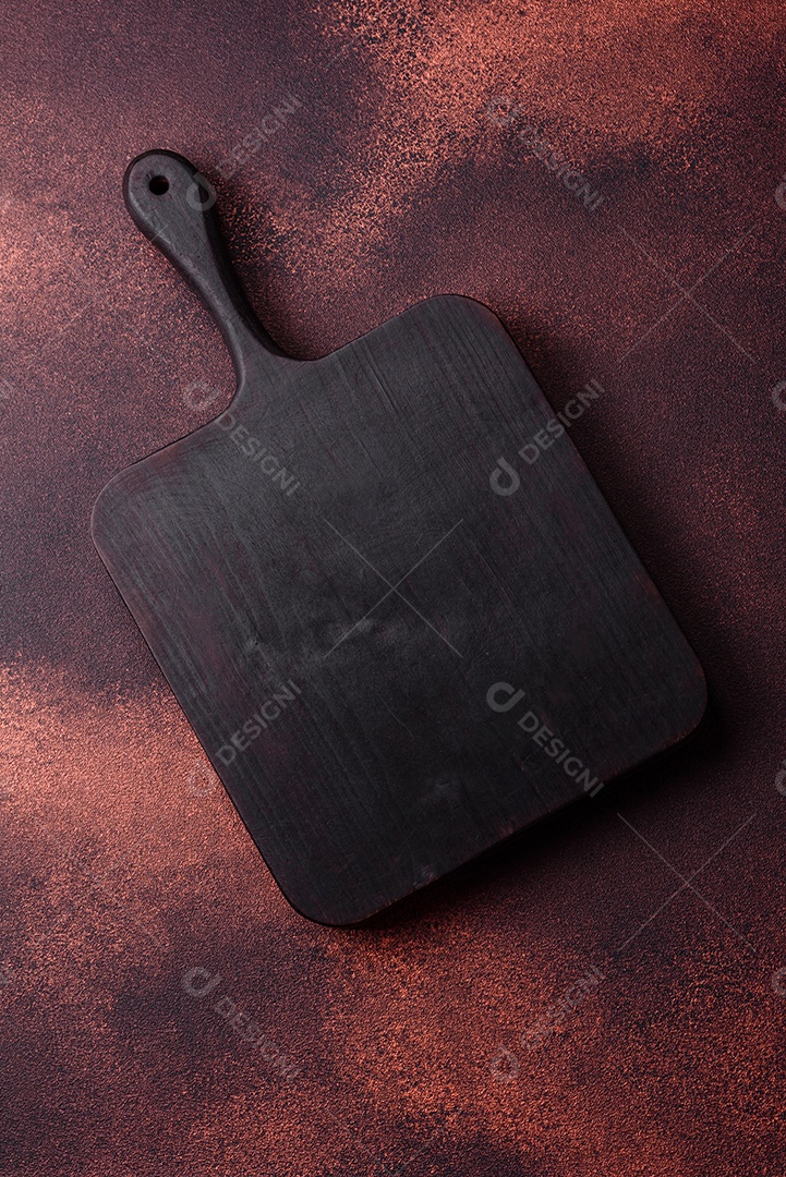 Tábua de corte de madeira retangular vazia em fundo de concreto texturizado. Cozinhando em casa