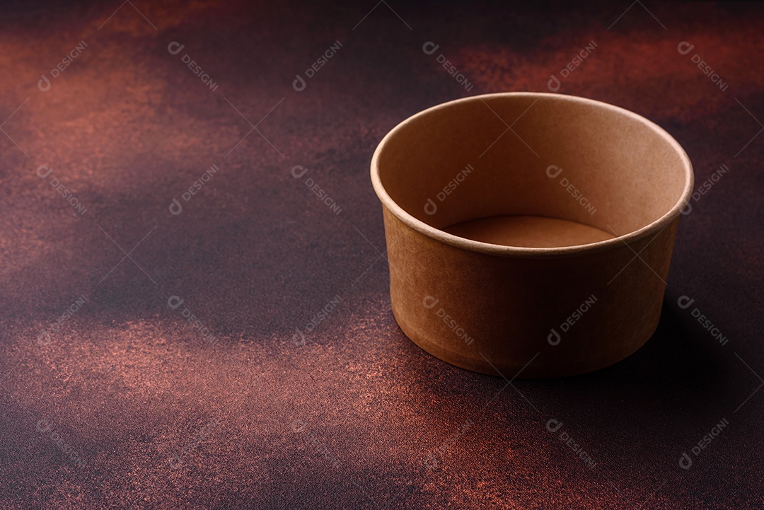 Placa redonda de cerâmica vazia em fundo de concreto texturizado escuro. Talheres, preparação para o jantar