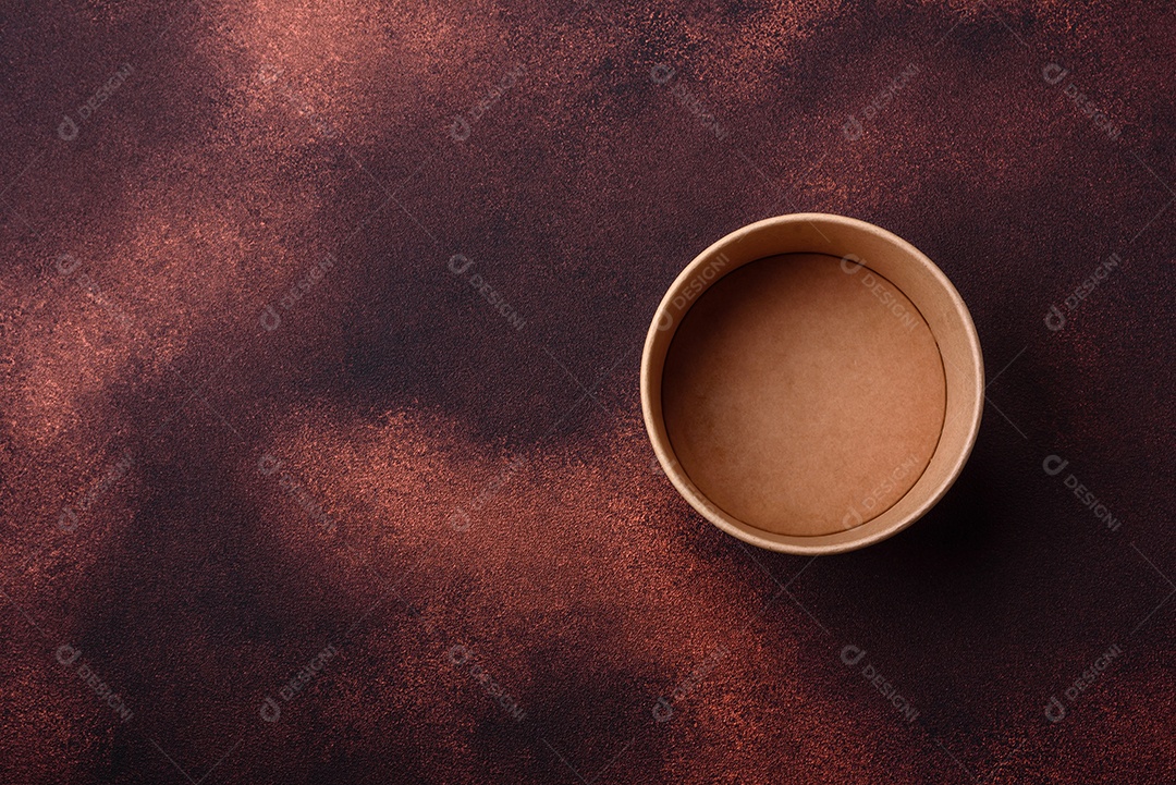 Placa redonda de cerâmica vazia em fundo de concreto texturizado escuro. Talheres, preparação para o jantar