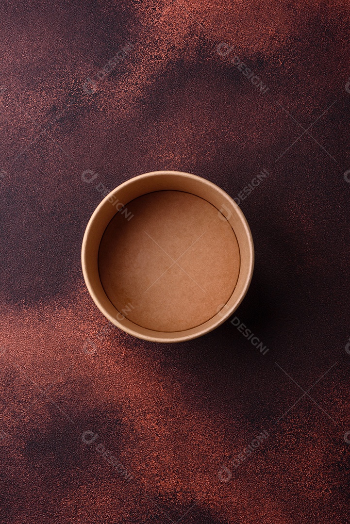 Placa redonda de cerâmica vazia em fundo de concreto texturizado escuro. Talheres, preparação para o jantar