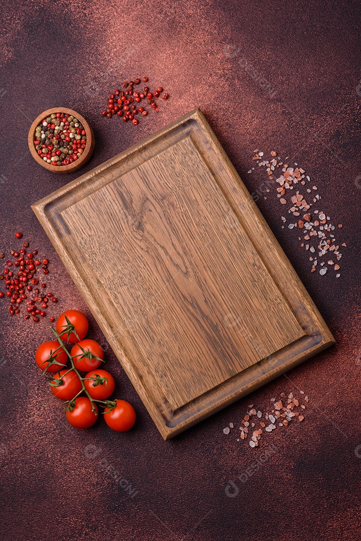 Tábua de corte de madeira retangular vazia em fundo de concreto texturizado. Cozinhando em casa