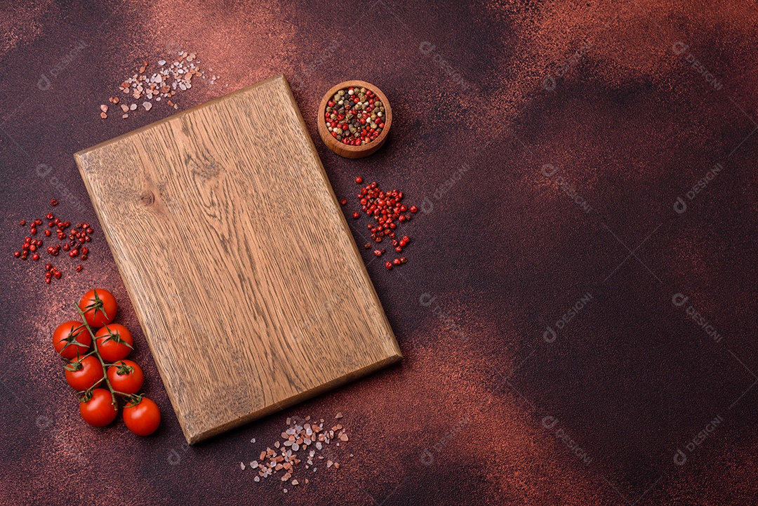 Placa madeira quadrada preta vazia em fundo de concreto escuro. Cozinhar comida asiática