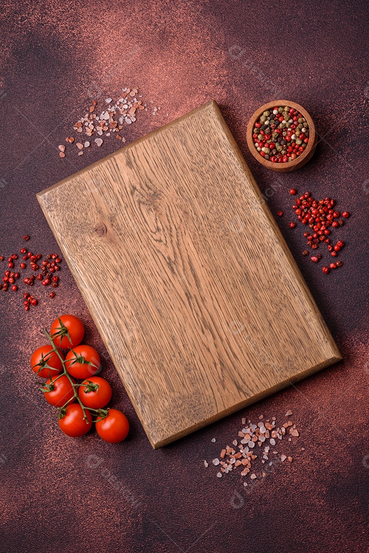 Placa cerâmica quadrada preta vazia em fundo de concreto escuro. Cozinhar comida asiática