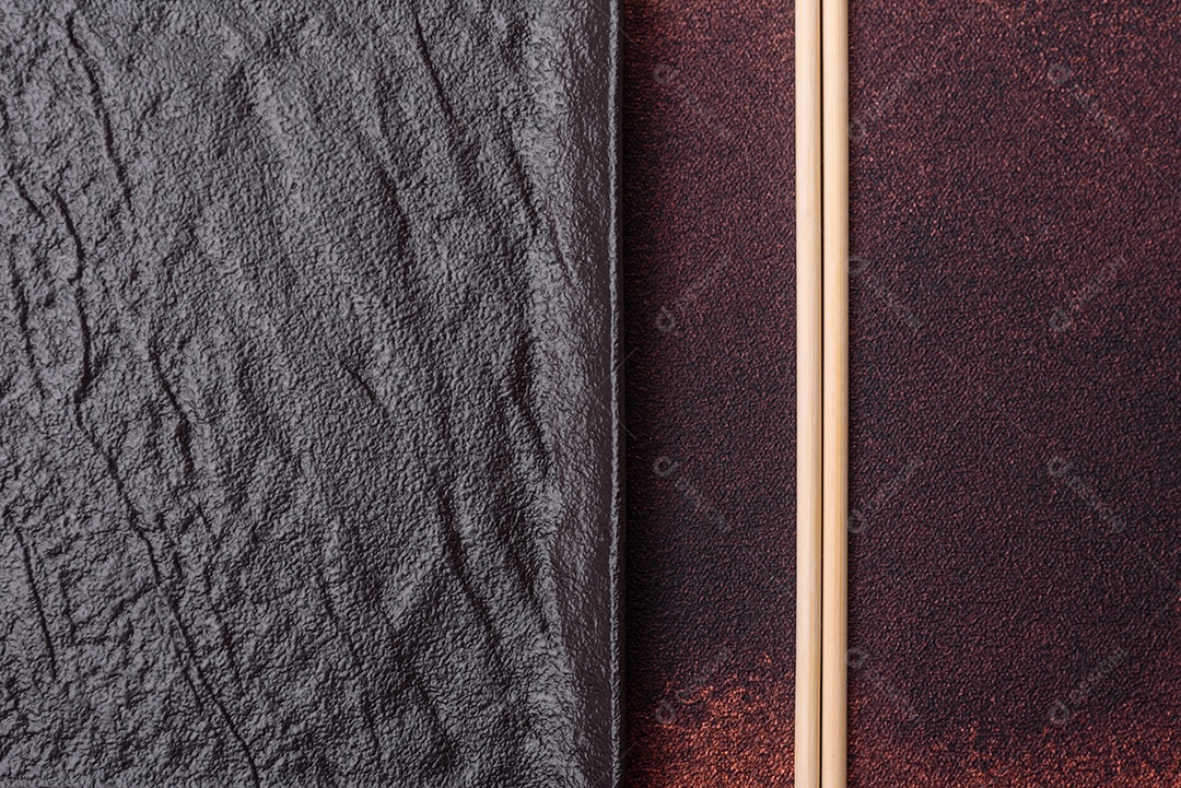 Placa cerâmica quadrada preta vazia em fundo de concreto escuro. Cozinhar comida asiática