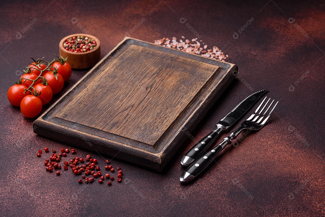 Placa redonda de cerâmica vazia em fundo de concreto texturizado escuro. Talheres, preparação para o jantar