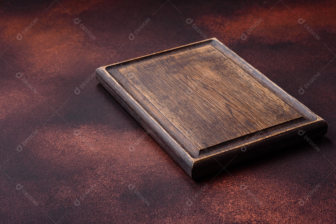 Placa redonda de cerâmica vazia em fundo de concreto texturizado escuro. Talheres, preparação para o jantar